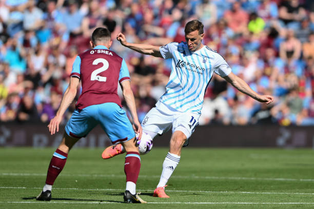 喊和欢呼是 喊和欢呼是